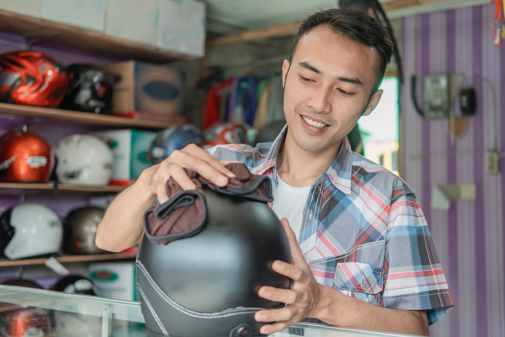 How to wash your helmet yourself in a few easy steps TOPSX